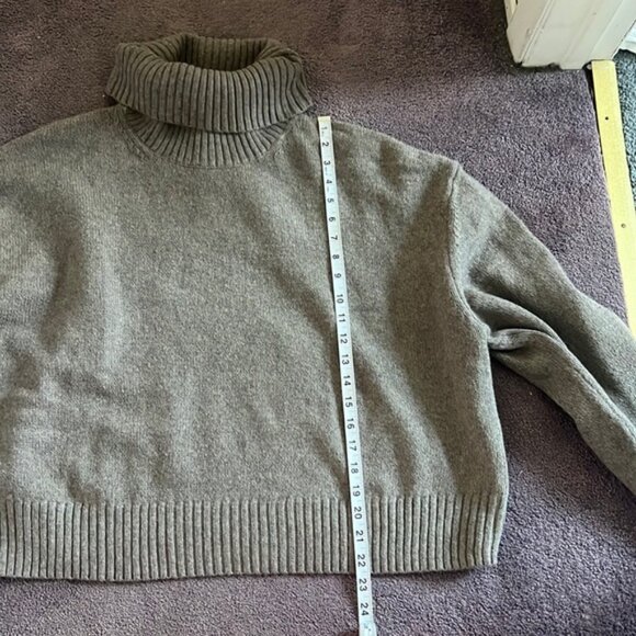 NWT! H&M Turtleneck Sweater - Picture 3 of 5